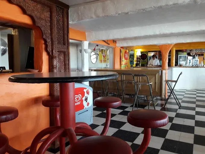 Intérieur du bar aux murs orange