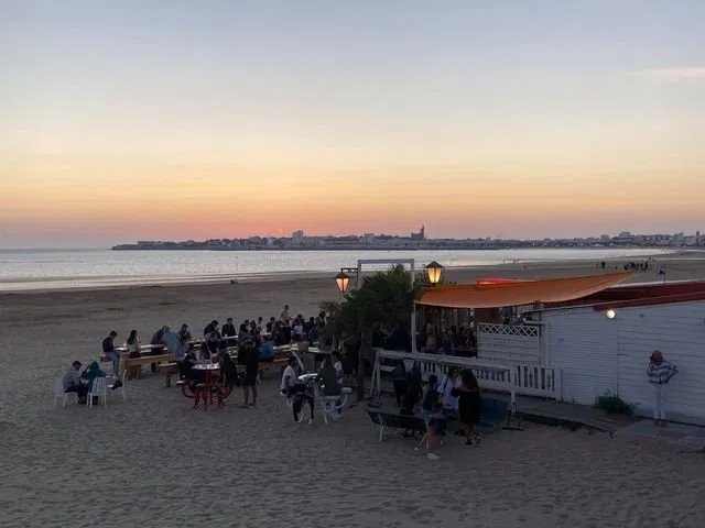 Soirée animée sur la plage au crépuscule