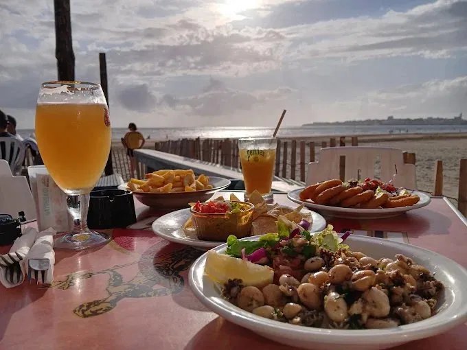 Repas et bière face au soleil couchant