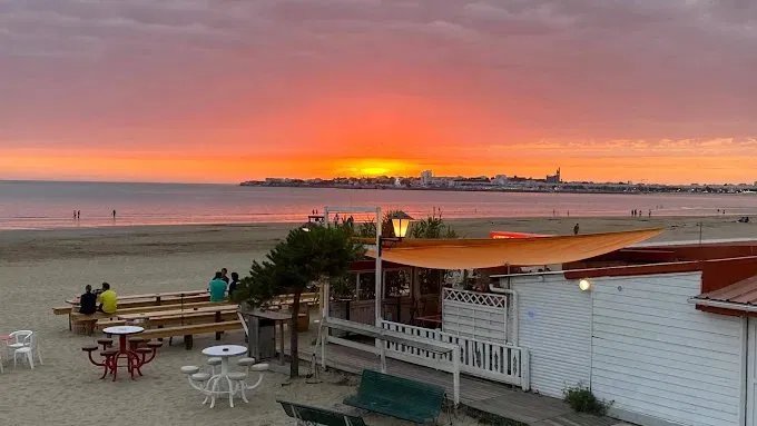 Le bar sous un coucher de soleil orangé