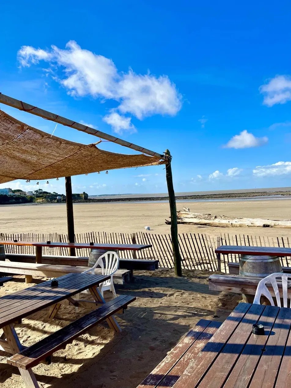 Terrasse en bois sous un ciel bleu