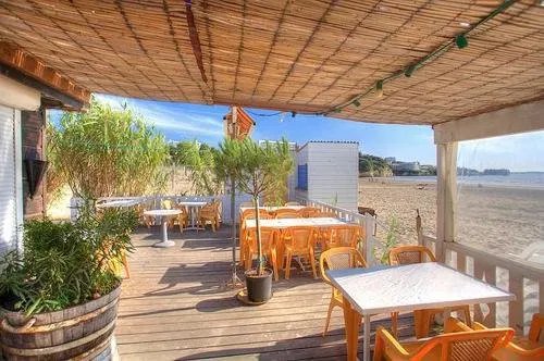 Terrasse ombragée face à l'océan
